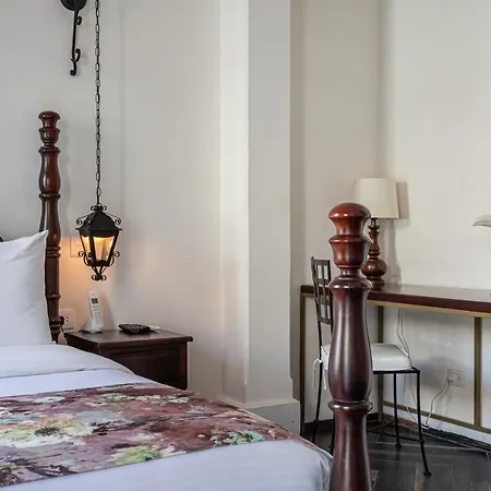 Soy Local Insignia Hotel