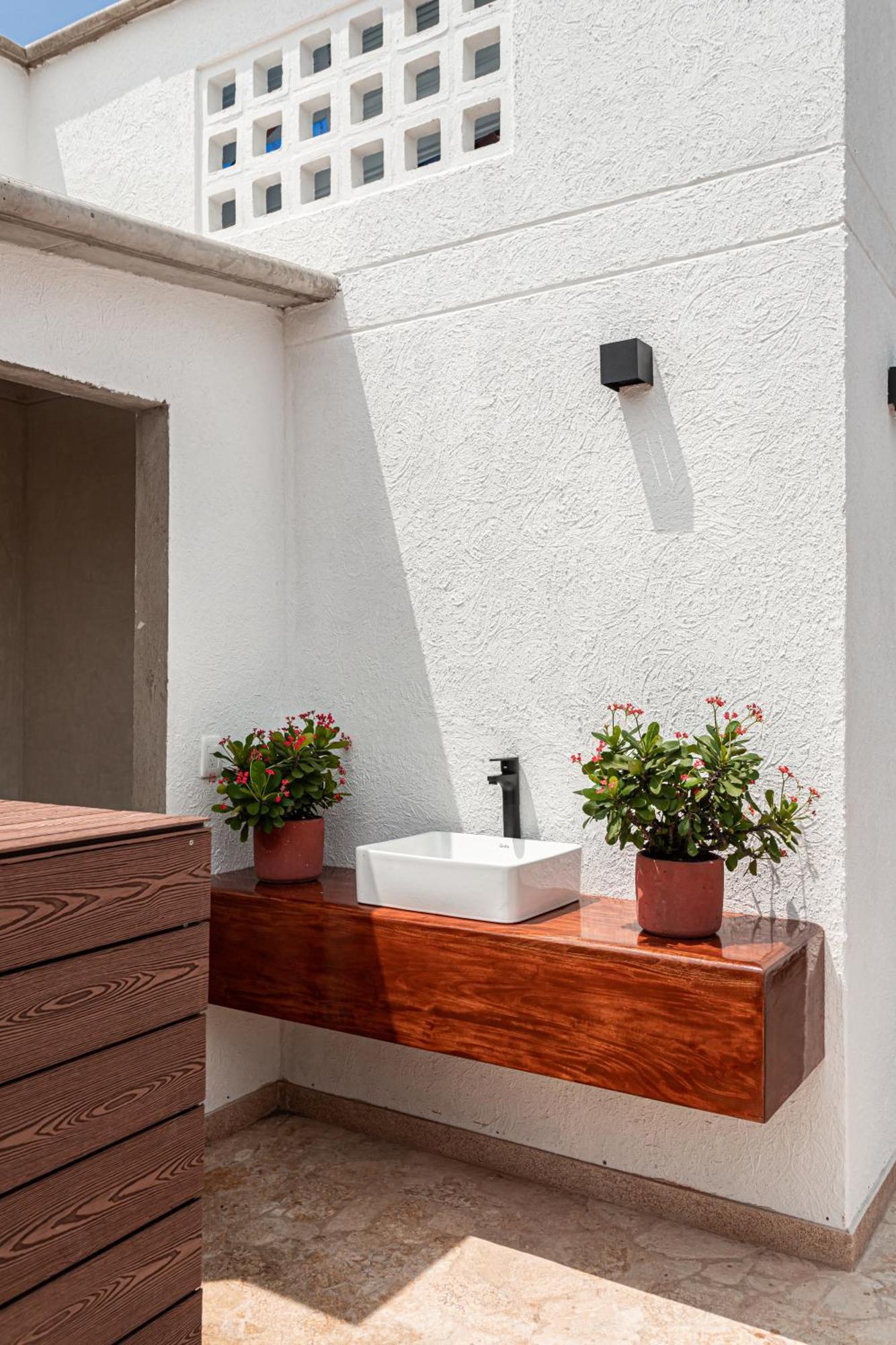 Soy Local Insignia Hotel